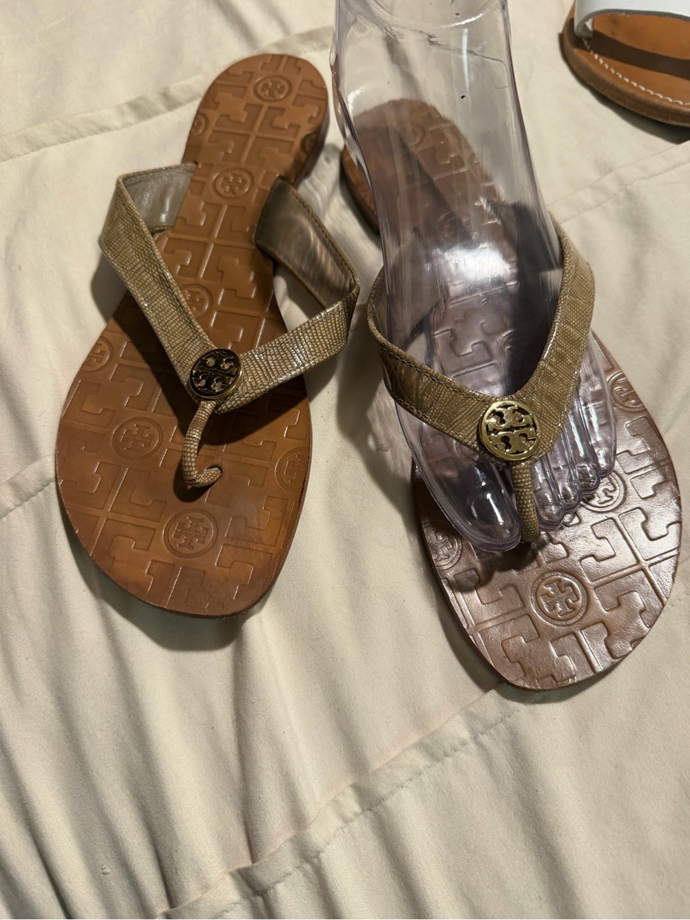 Tory Burch Gold-Tone Logo Thong Sandals in Tan